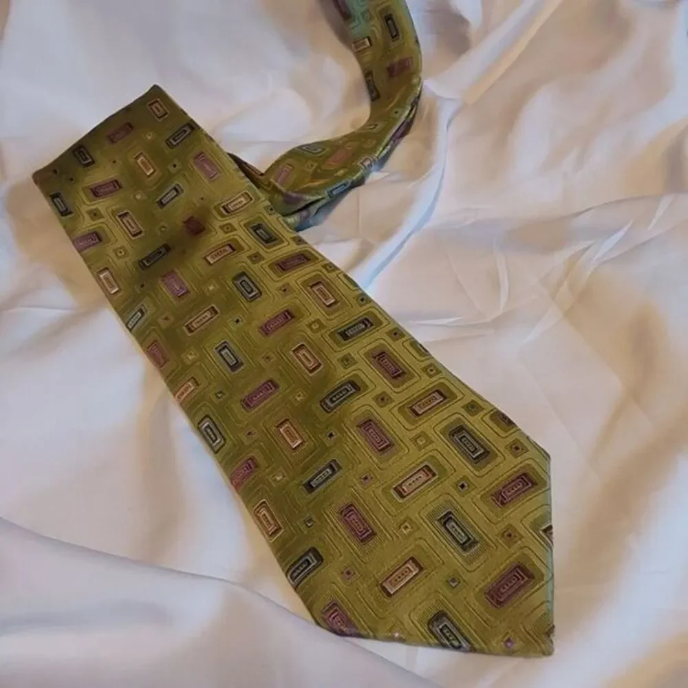 Steve Harvey Men's Hand Made Stylish Workwear Geometric Designer Green Silk Tie.